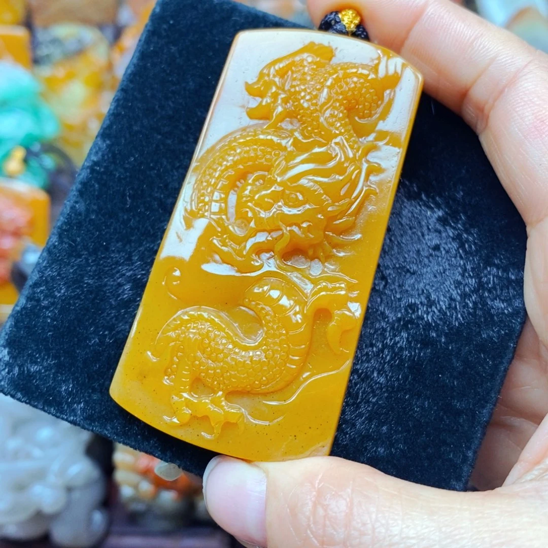 未镶嵌石英质玉（黄龙玉）颈饰