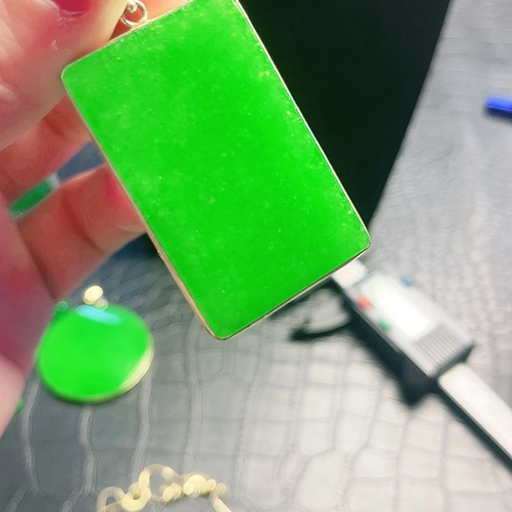 颈饰18K金镶嵌翡翠