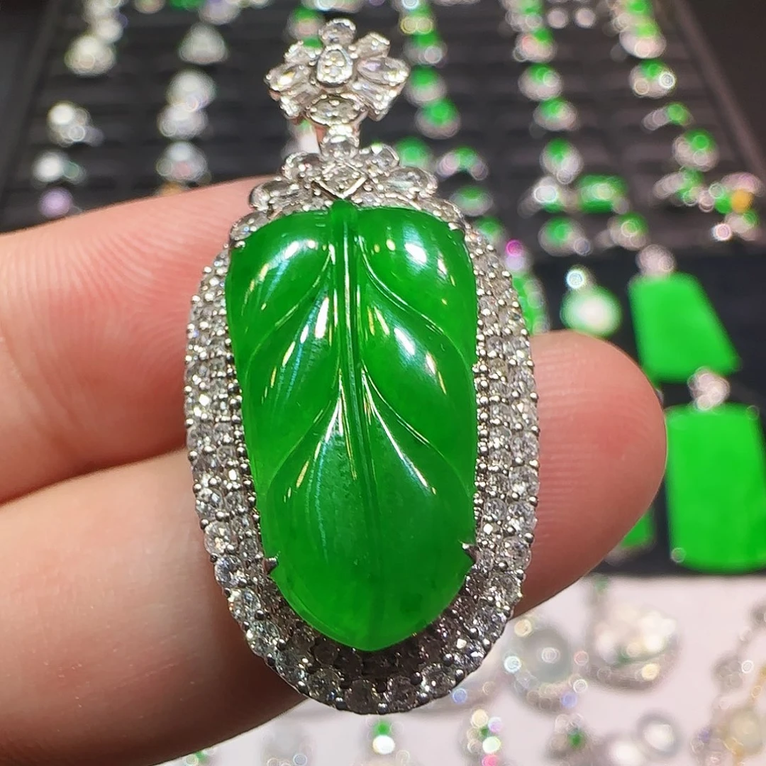 翡翠18K金镶嵌颈饰吊坠