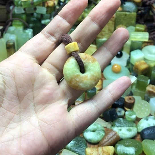 未镶嵌岫玉吊坠岫