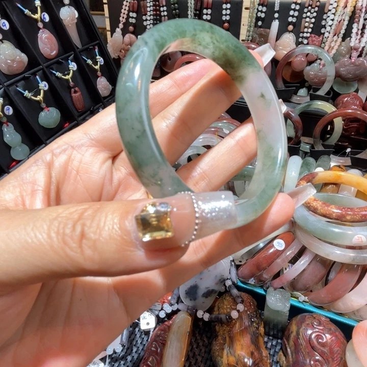 石英质玉手镯未镶嵌