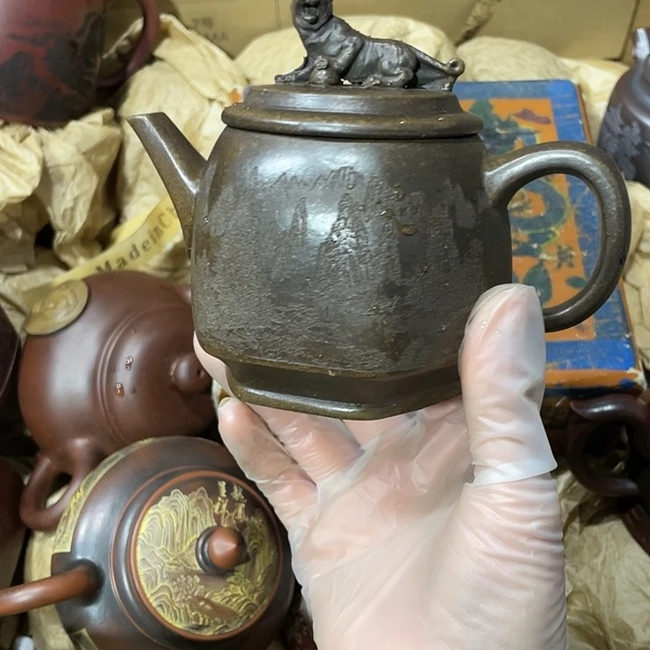 茶壶紫砂矿泥料手工制作的一把紫砂壶。