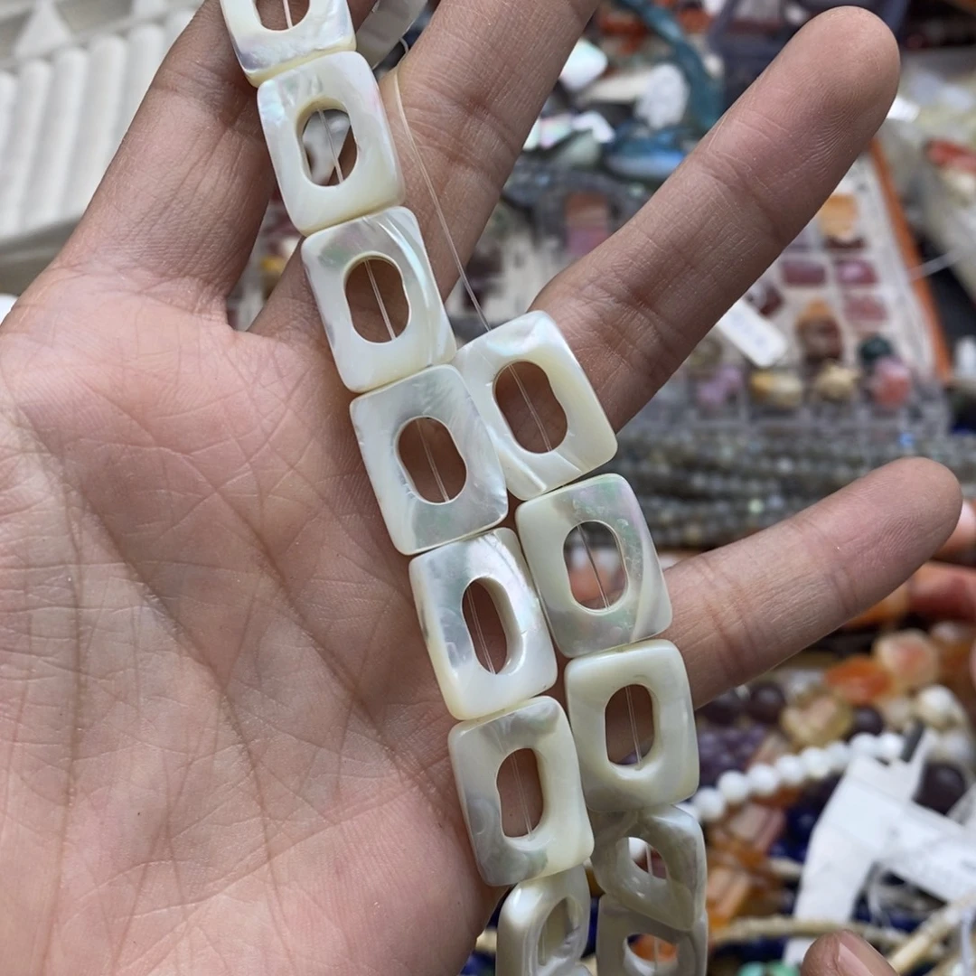 玛瑙/玉髓未镶嵌珠宝半成品四个天然白马蹄螺方型包珠圈