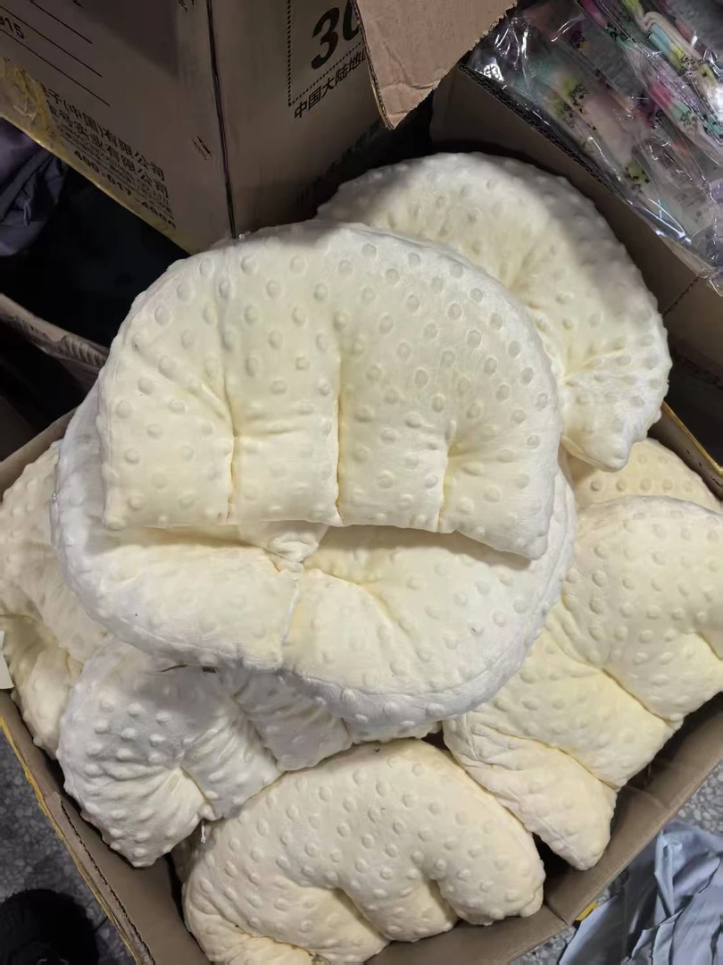《厚广家》3楼黄色豆豆款小孩豆豆枕 发1个 半圆形
