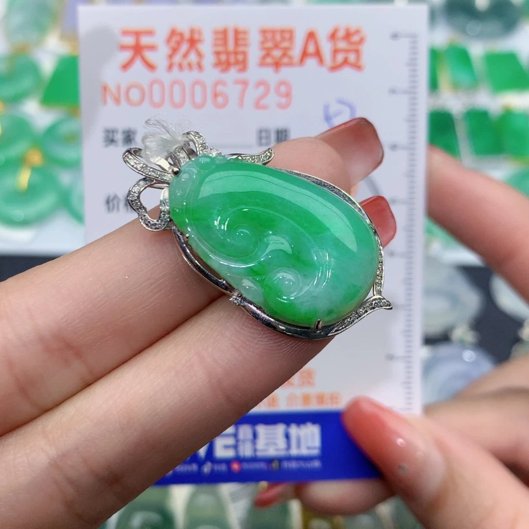 翡翠颈饰18K金镶嵌如意