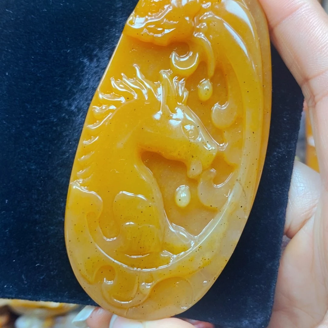 未镶嵌石英质玉（黄龙玉）颈饰