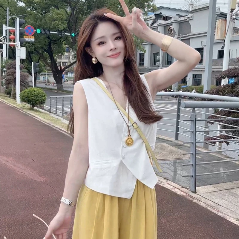 韩系时尚洋气不规则斜扣无袖背心女夏季百搭蕾丝拼接短款马甲上衣