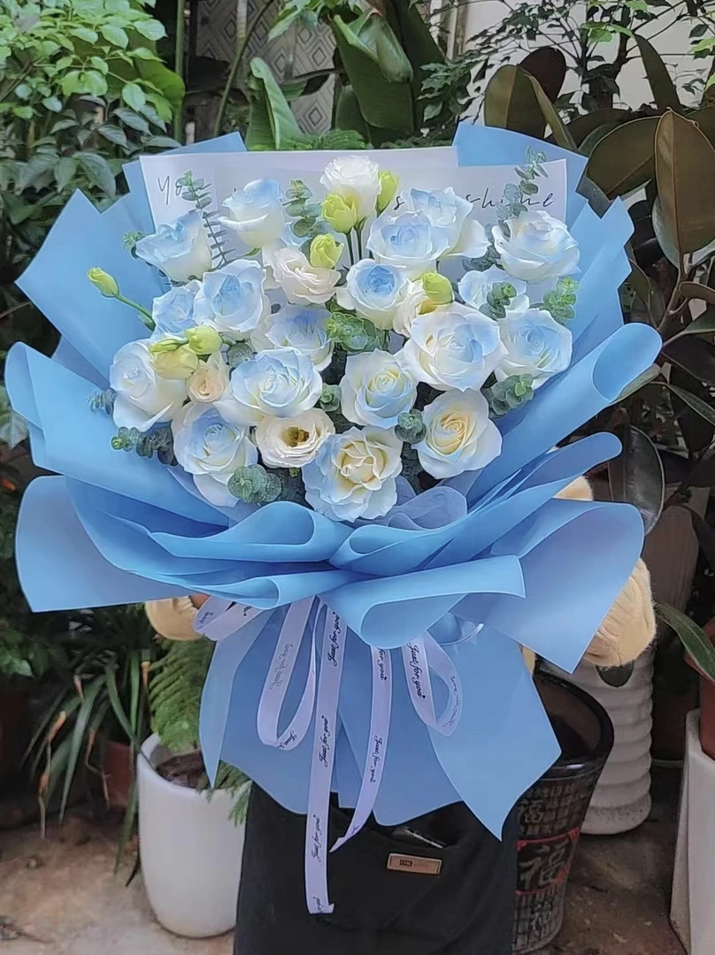 19支碎冰蓝白玫瑰喷色白桔梗混搭朋友花束生日惊喜邻水送花到家