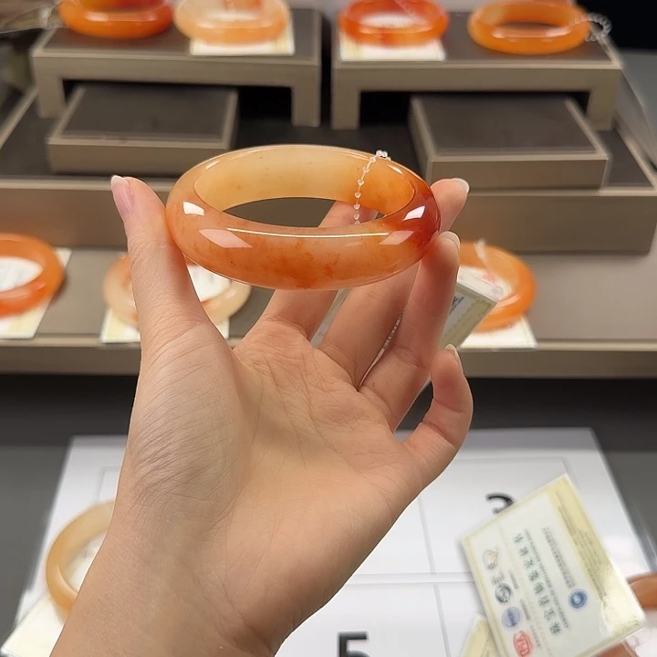 寒***雪石英质玉（黄龙玉）未镶嵌颈饰