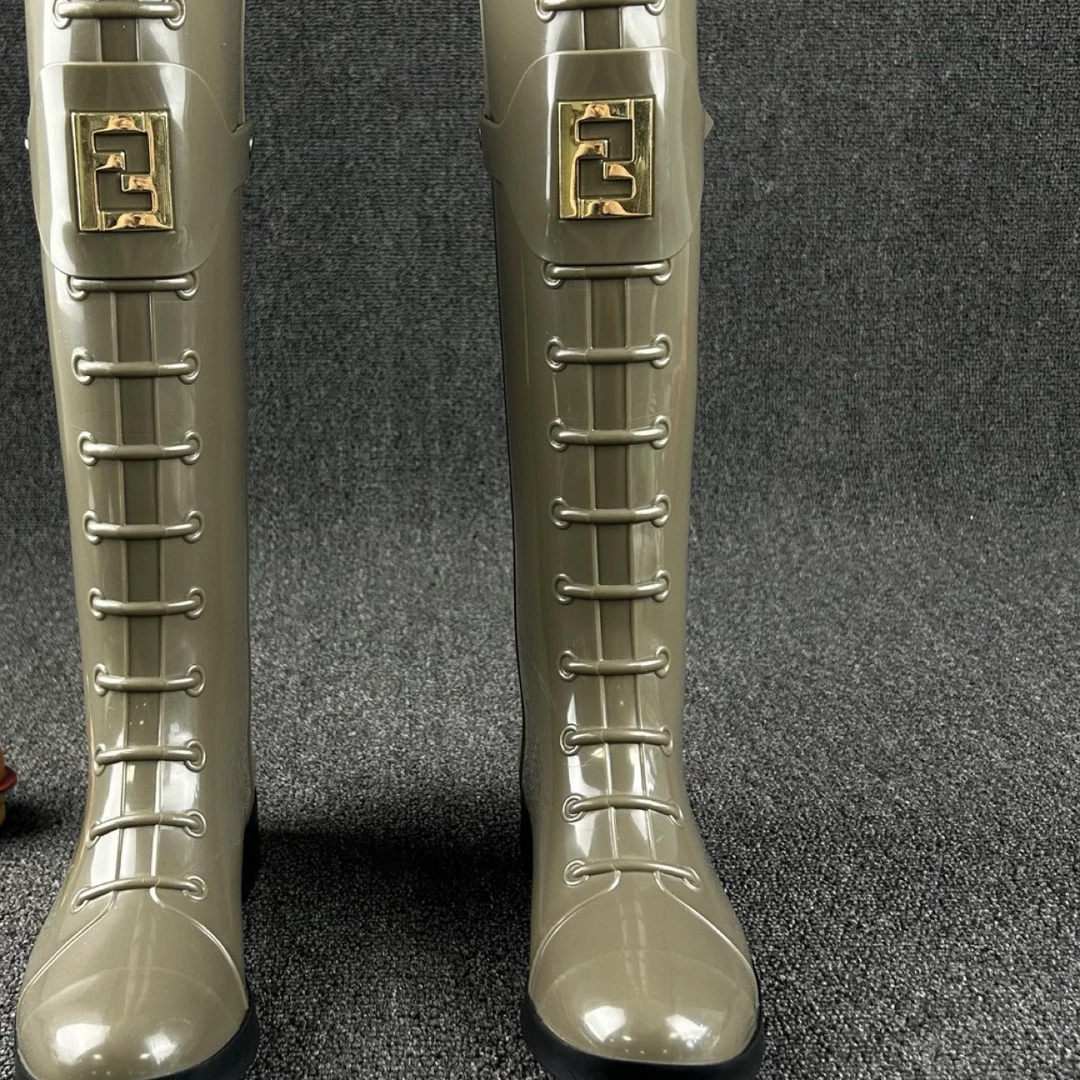 99新 AMIPARIS 芬迪 军绿色 高筒靴 35码 4588