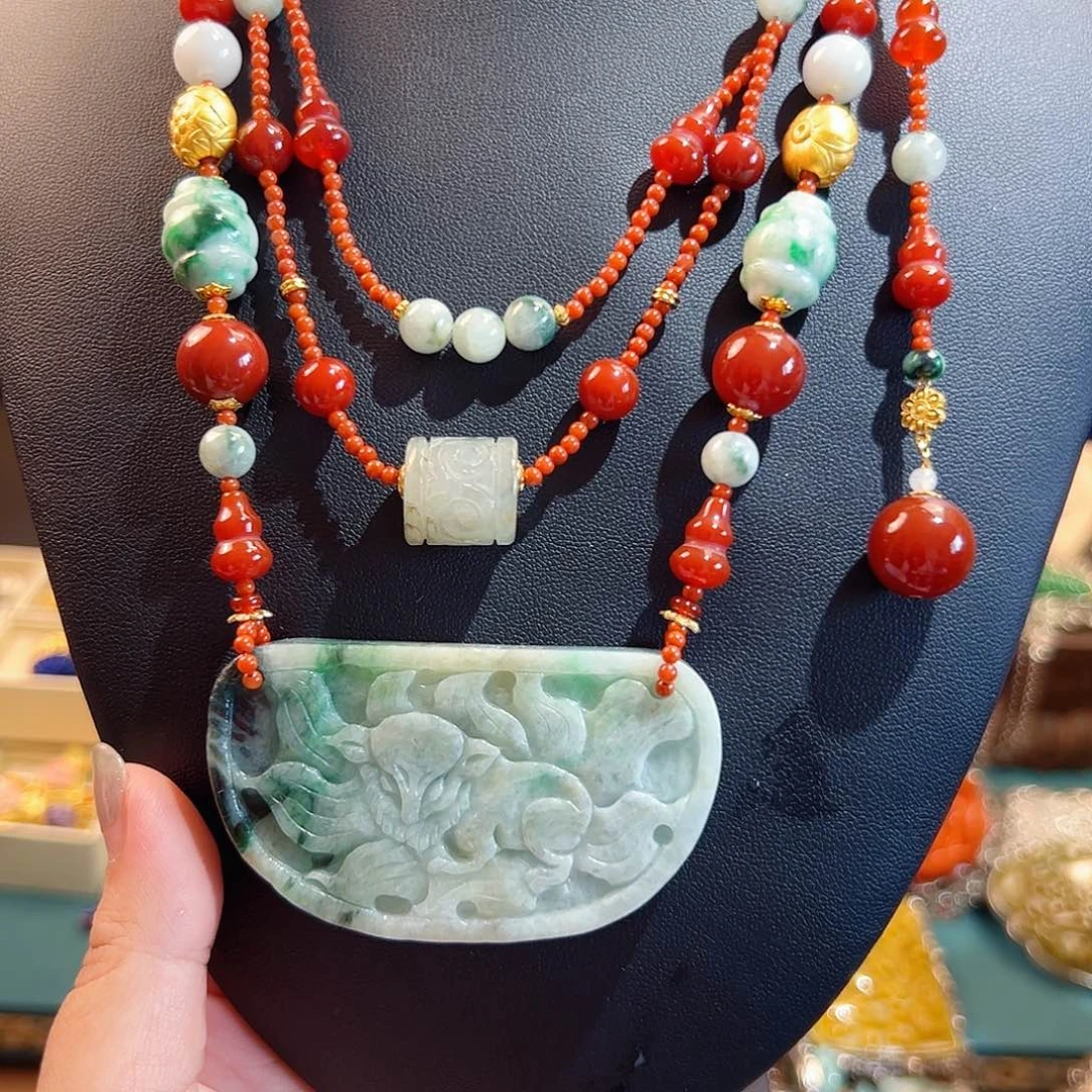 翡翠未镶嵌颈饰国风