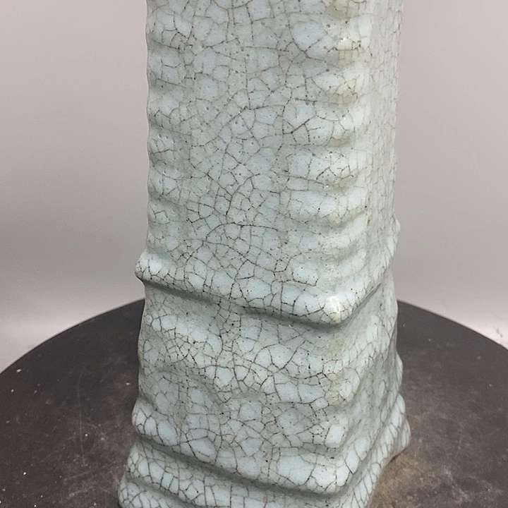 官窑琮式瓶造型独特