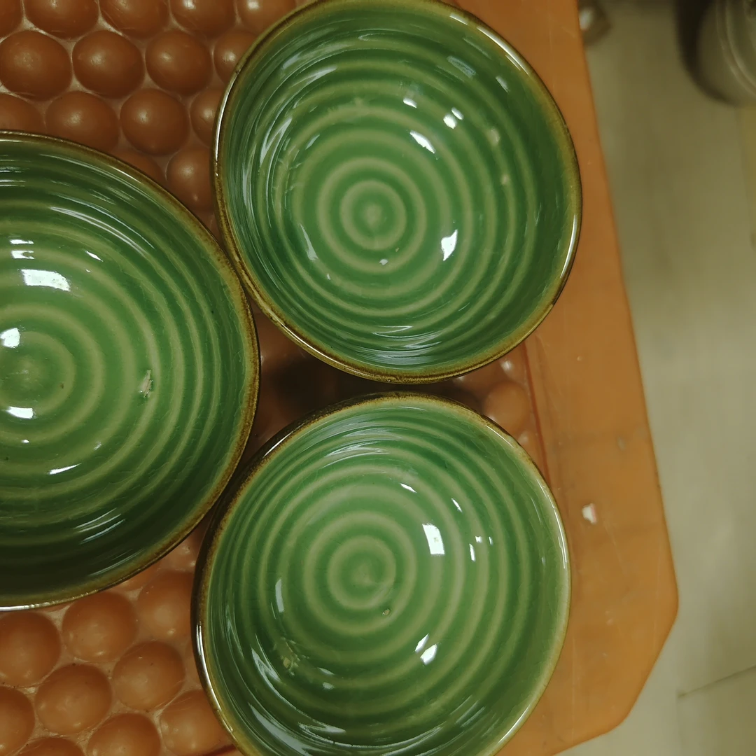 帝王绿茶盏三个，有缩釉