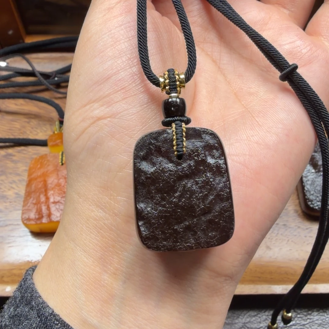 琥珀未镶嵌吊坠(赠链)