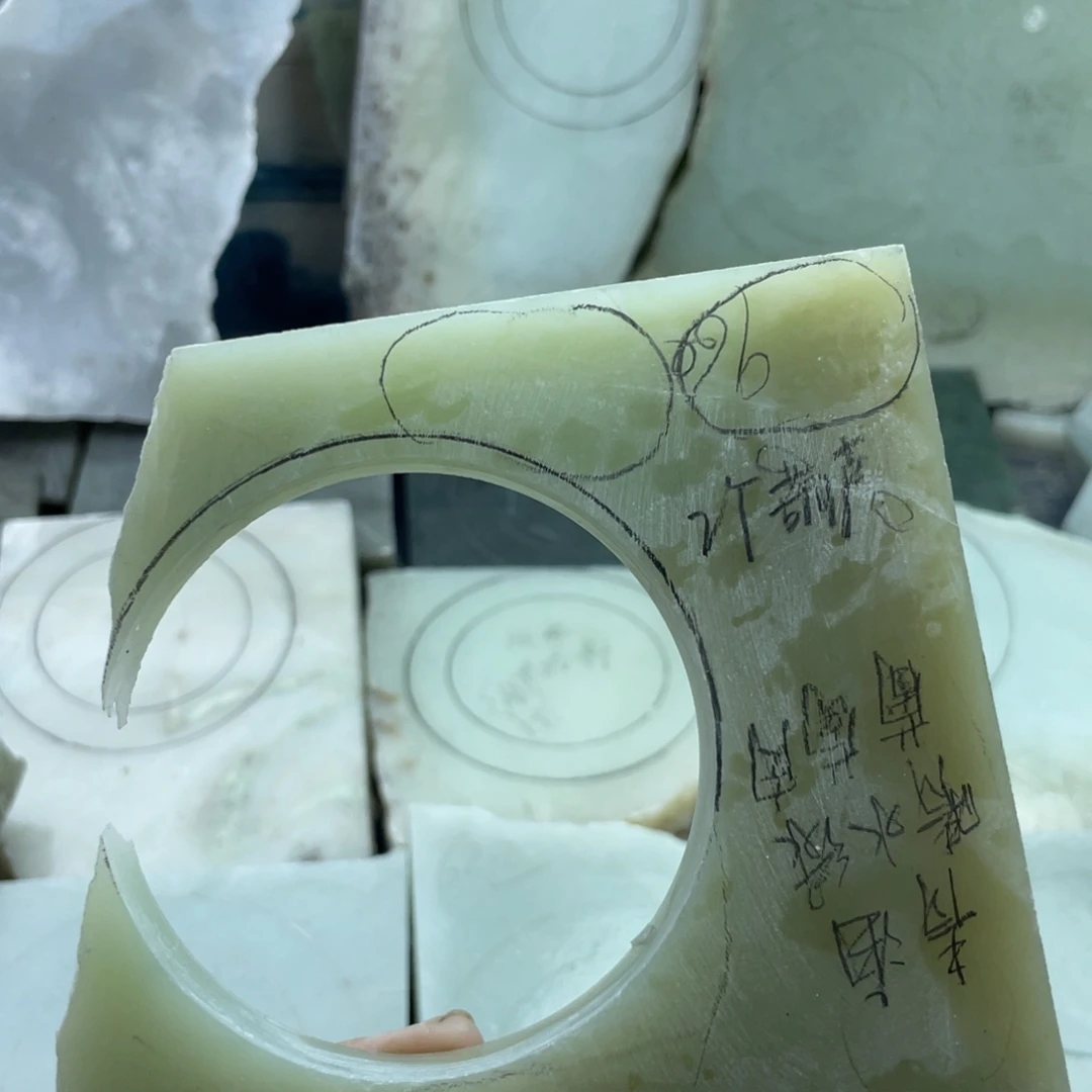 顺***心和田玉未镶嵌手镯两个葫芦