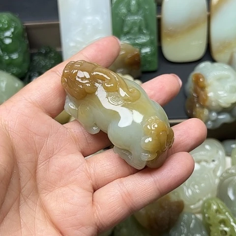 颈饰未镶嵌和田玉墨****?
