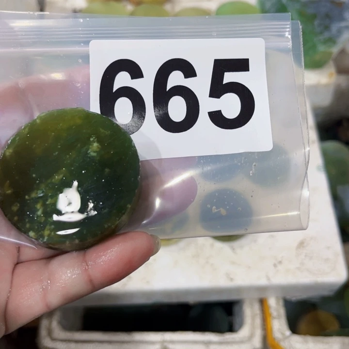 呜***人蛇纹石玉未镶嵌珠宝半成品