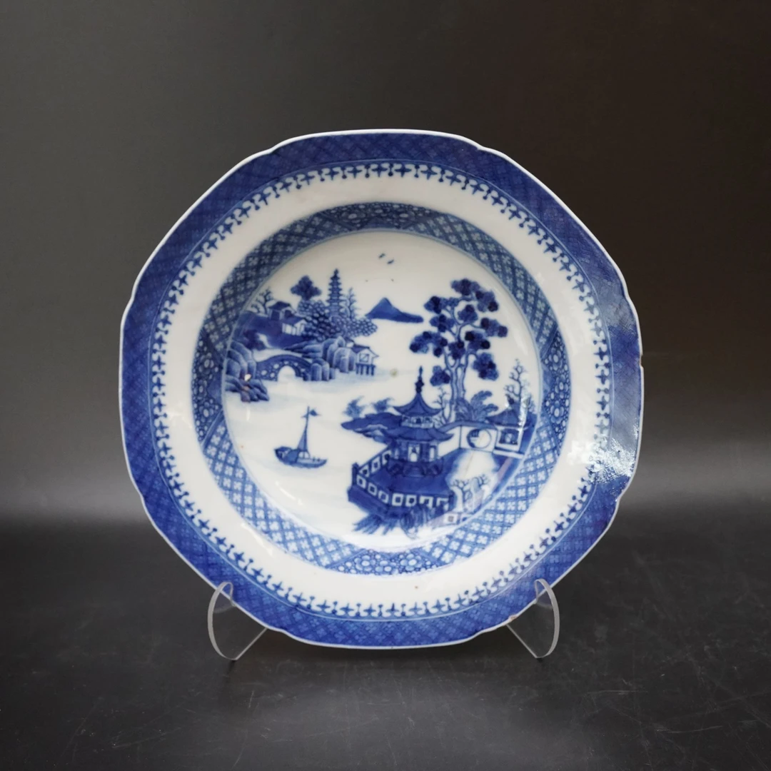Lot.25070755清乾隆青花山水楼阁花口赏盘 直径：约23.7cm