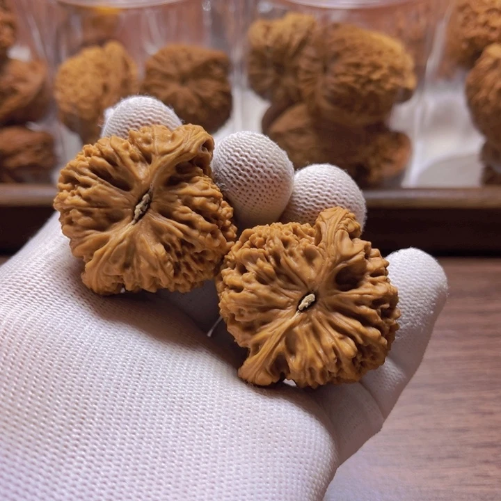 越***o文玩核桃吊坠南疆石