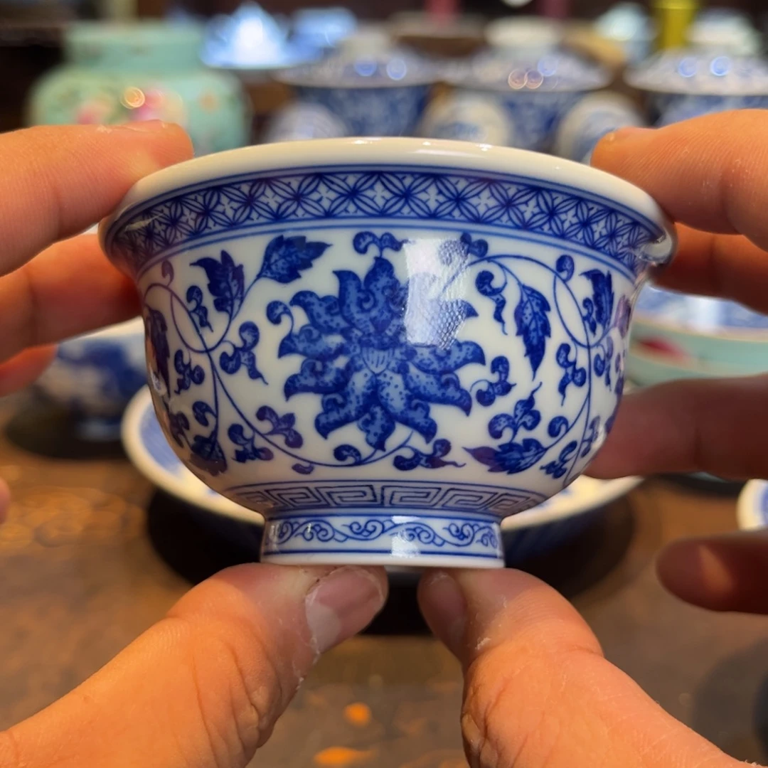 佳****青花缠枝莲小压手杯