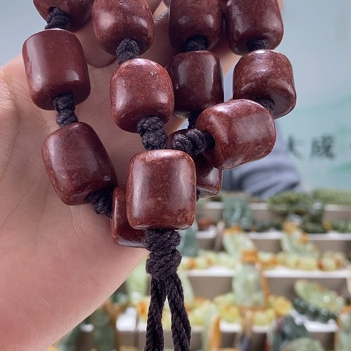 岫岩河磨玉（透闪石质玉）手持未镶嵌文*