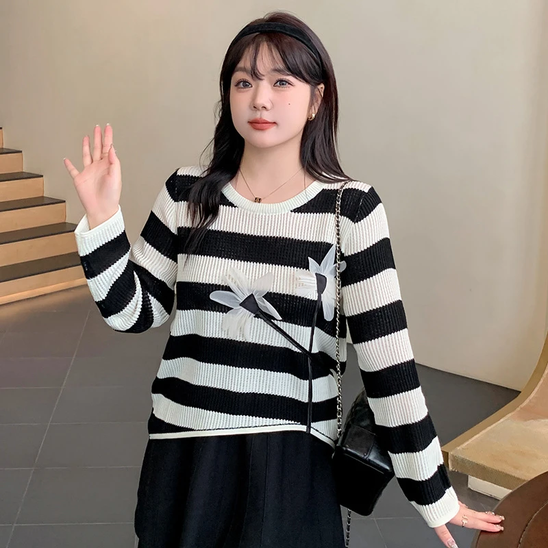 大码女装立体花朵设计感长袖上衣2024秋胖mm显瘦条纹针织衫