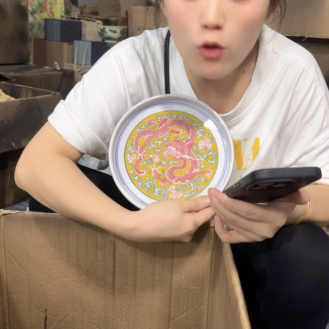 摆件////景德镇陶瓷器。红。