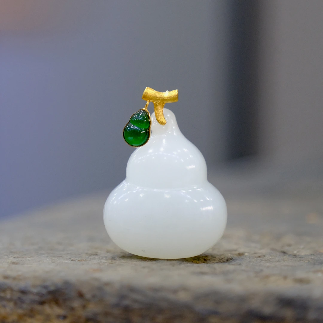 柒府（已开价）18k金扣天然和田玉葫芦吊坠时尚简约天然玉石挂坠