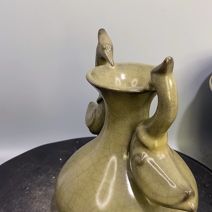 官窑双鹤瓶造型美观