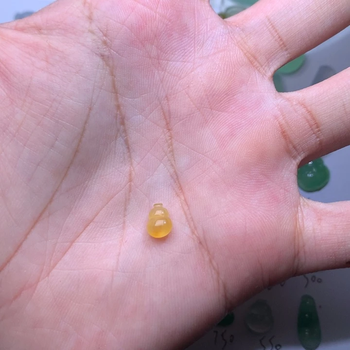 寄***暮翡翠未镶嵌颈饰葫芦