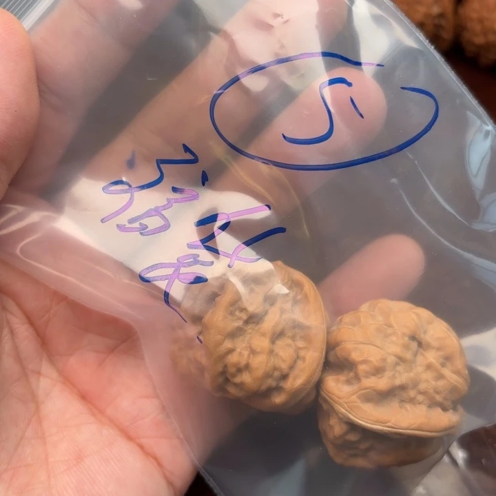 芒***、文玩核桃吊坠核桃