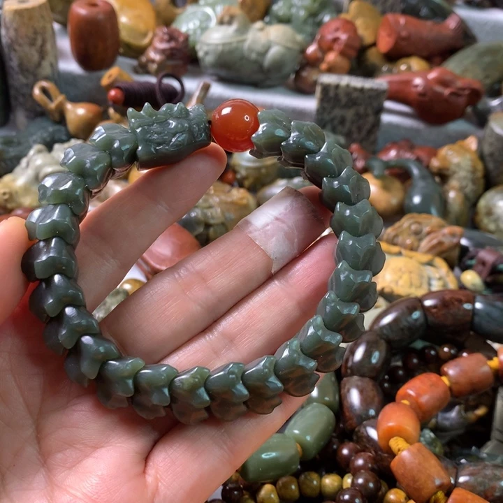 未镶嵌岫岩河磨玉（透闪石质玉）把件