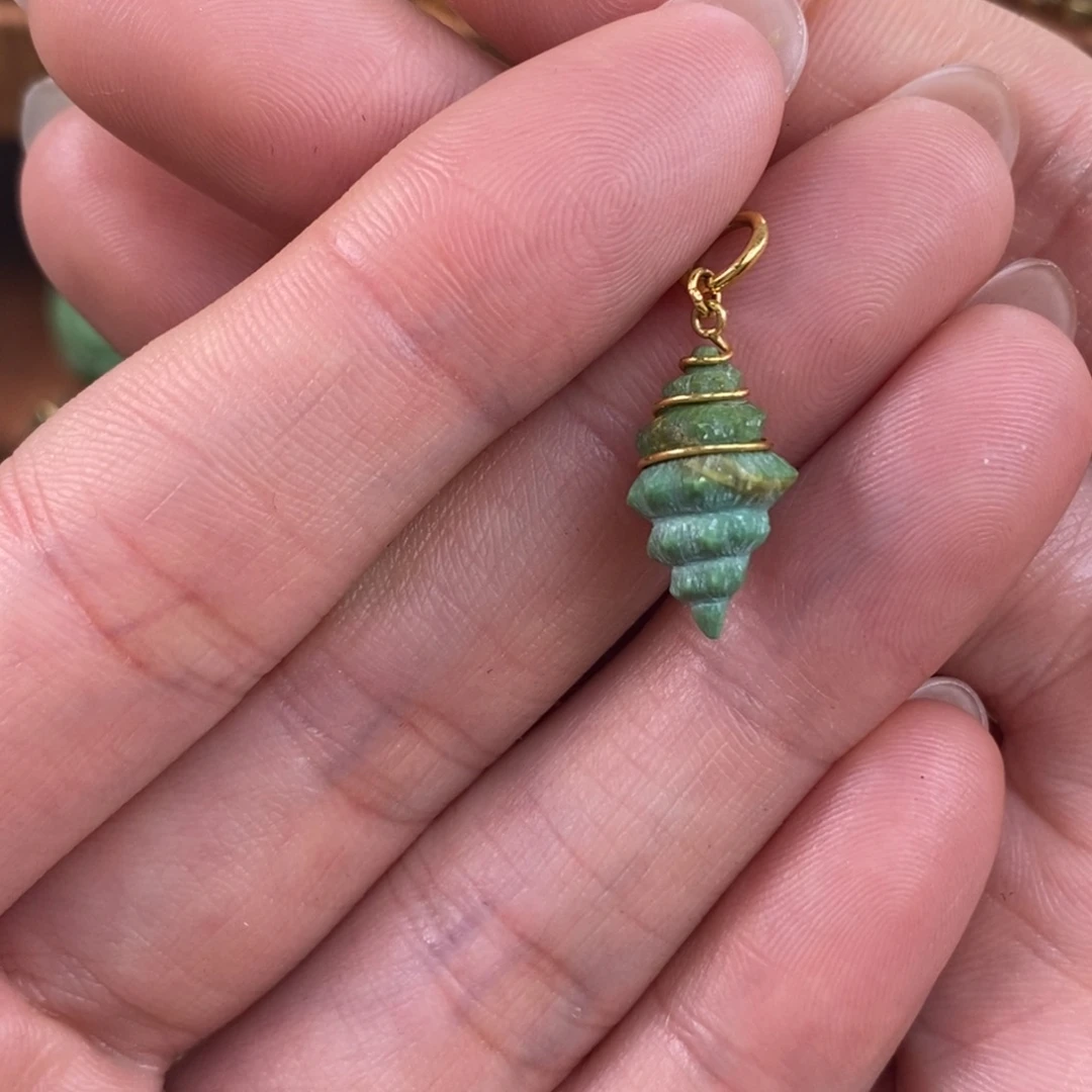 绿松石未镶嵌。海螺提溜