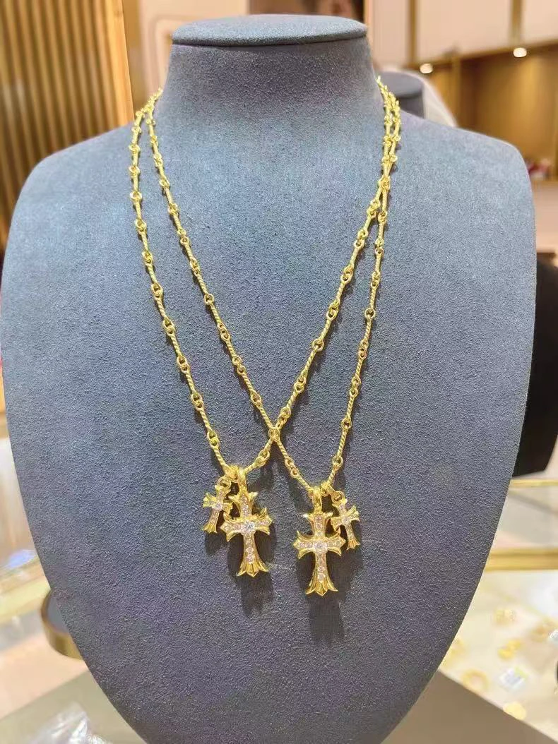 订做克罗心吊坠镶嵌绿色宝石