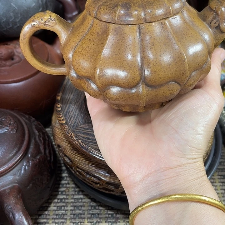 茶壶紫砂原矿泥料手工制作的一把紫砂壶。