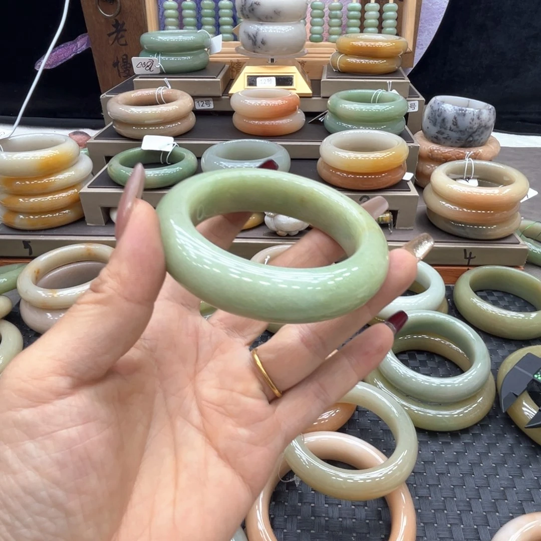 淼***淼石英质玉未镶嵌手镯