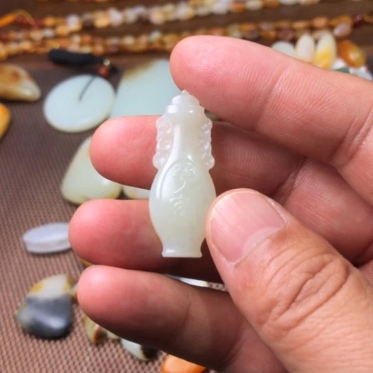 颈饰未镶嵌和田玉（糖玉）