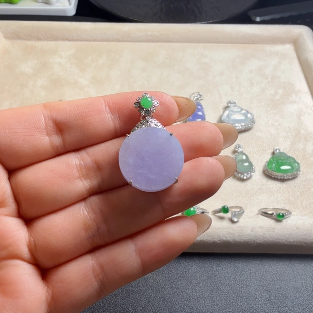 翡翠18K金镶嵌颈饰圆牌