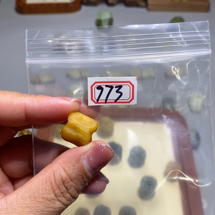 蛇纹石玉颈饰未镶嵌时****人