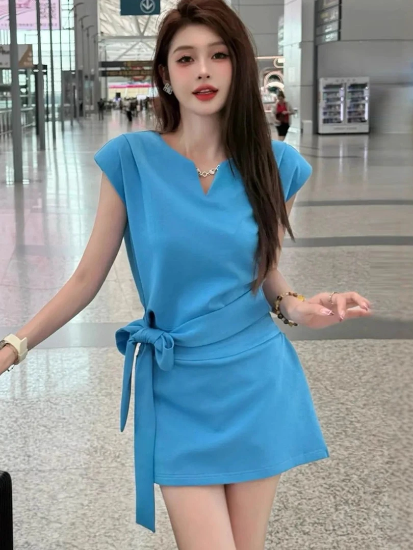 今年流行女装套装2025新款不规则绑带收腰V领上衣+开叉短裙两件套