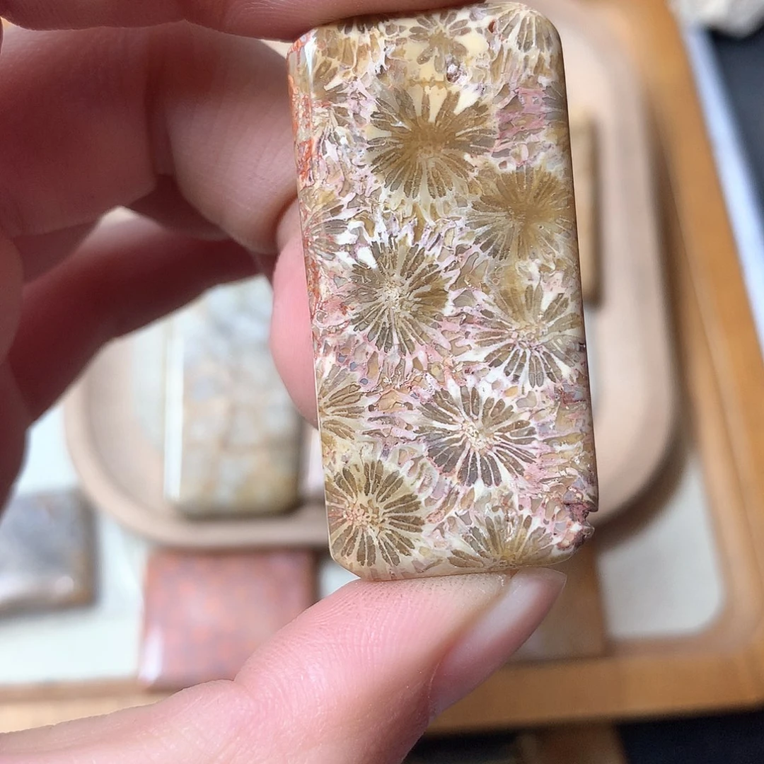 石英质玉颈饰未镶嵌?*昃