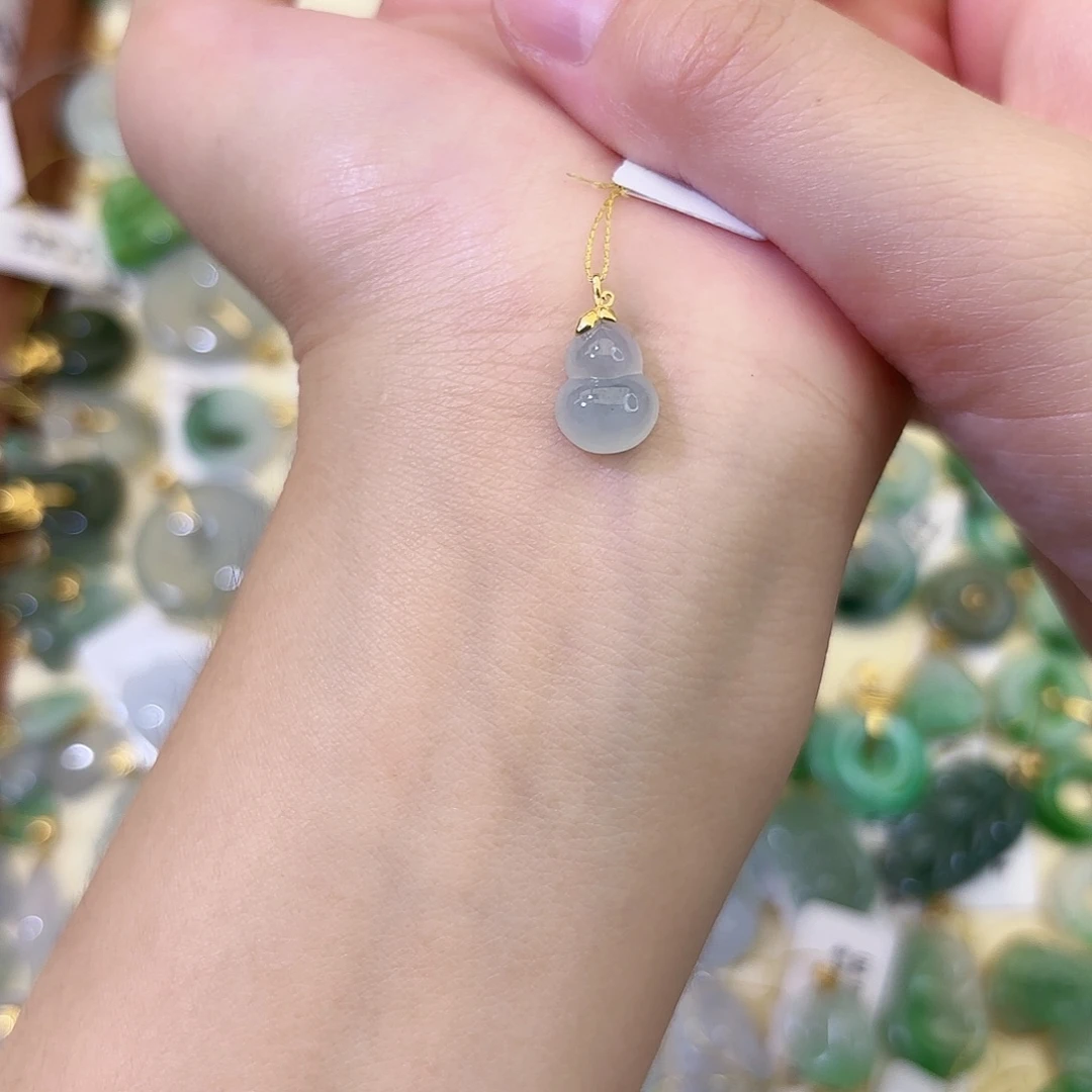 颈饰18K金镶嵌翡翠葫芦
