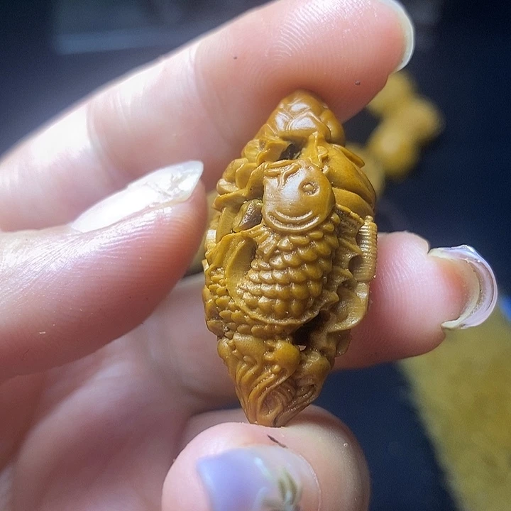 橄榄核雕刻单子荷花鱼