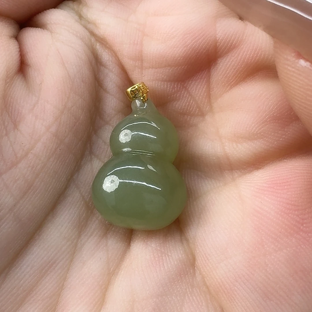 颈饰18K金镶嵌和田玉（糖玉）草**心