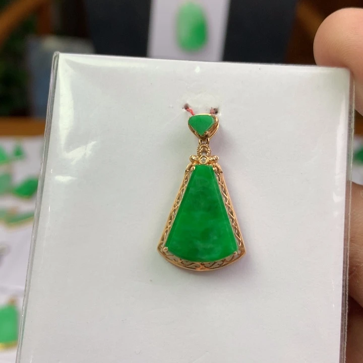 上***福翡翠18K金镶嵌颈饰