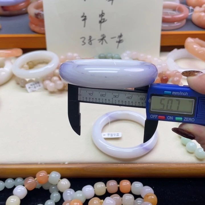 未镶嵌石英岩玉珠宝奇石