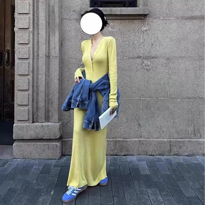 法式复古显白针织连衣裙女春季2025纯欲收腰修身显瘦打底毛衣裙子