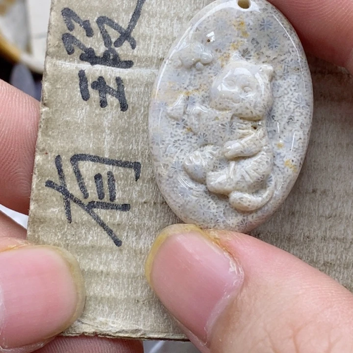 颈饰未镶嵌硅化珊瑚（珊瑚玉）灯**珊小