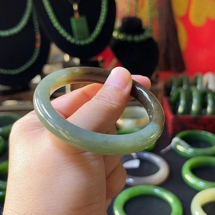 和田玉未镶嵌手镯