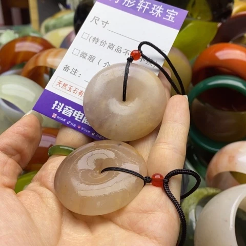 颈饰未镶嵌石英质玉